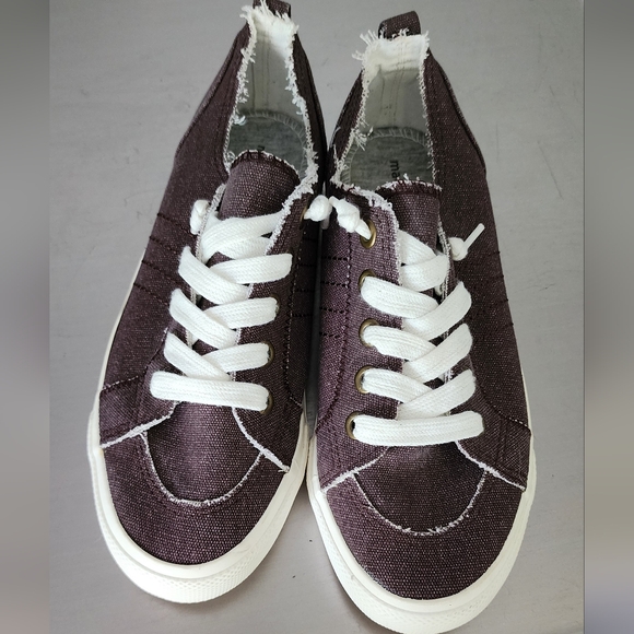 Maurices Ladies Canvas Sneaker - Picture 3 of 6
